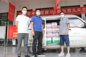 战疫情|超市老板为战疫工作人员送来矿泉水